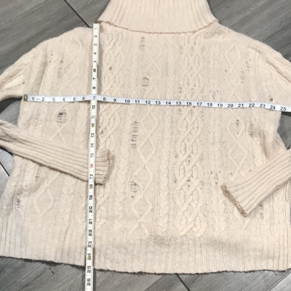 Free People Oversized Ivory Distressed Look Cable Knit Cowl Neck Sweater size XS - Picture 7 of 7
